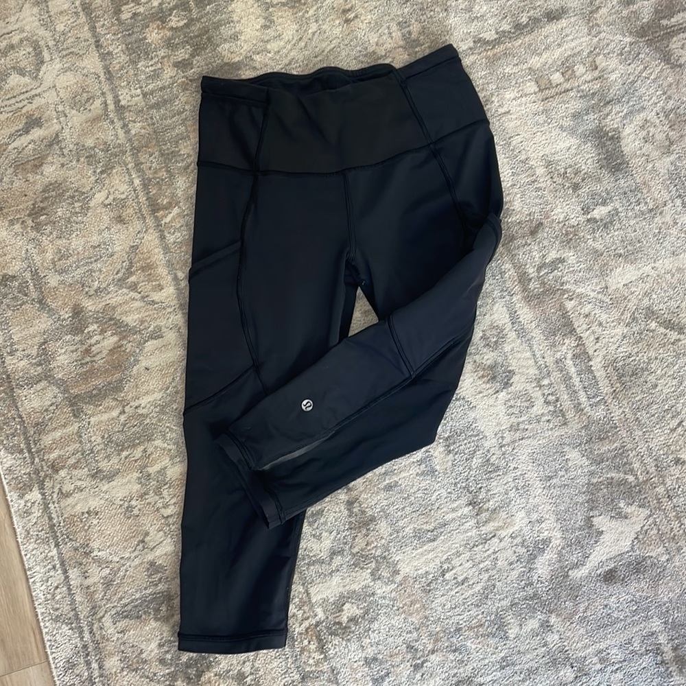 Lululemon black leggings size 6 with POCKETS!